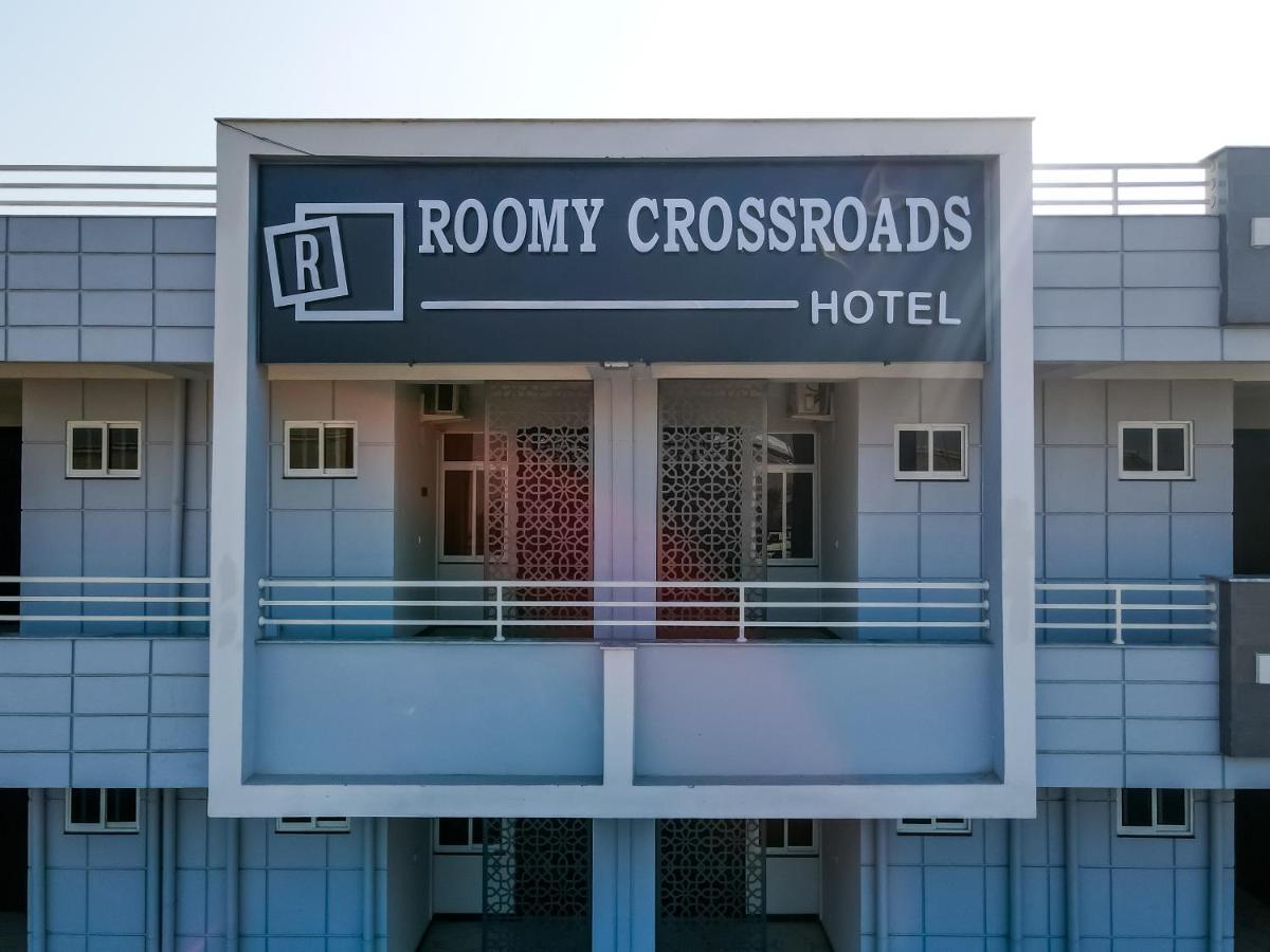 Roomy Crossroads Hotel, Peschawar Exterior foto